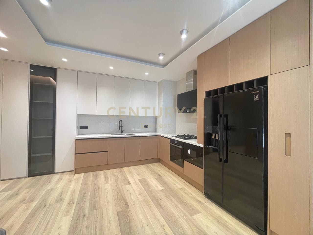 KINOSTUDIO, JAPIM APARTAMENT 2+1+2+PARKIMI ME QIRA!