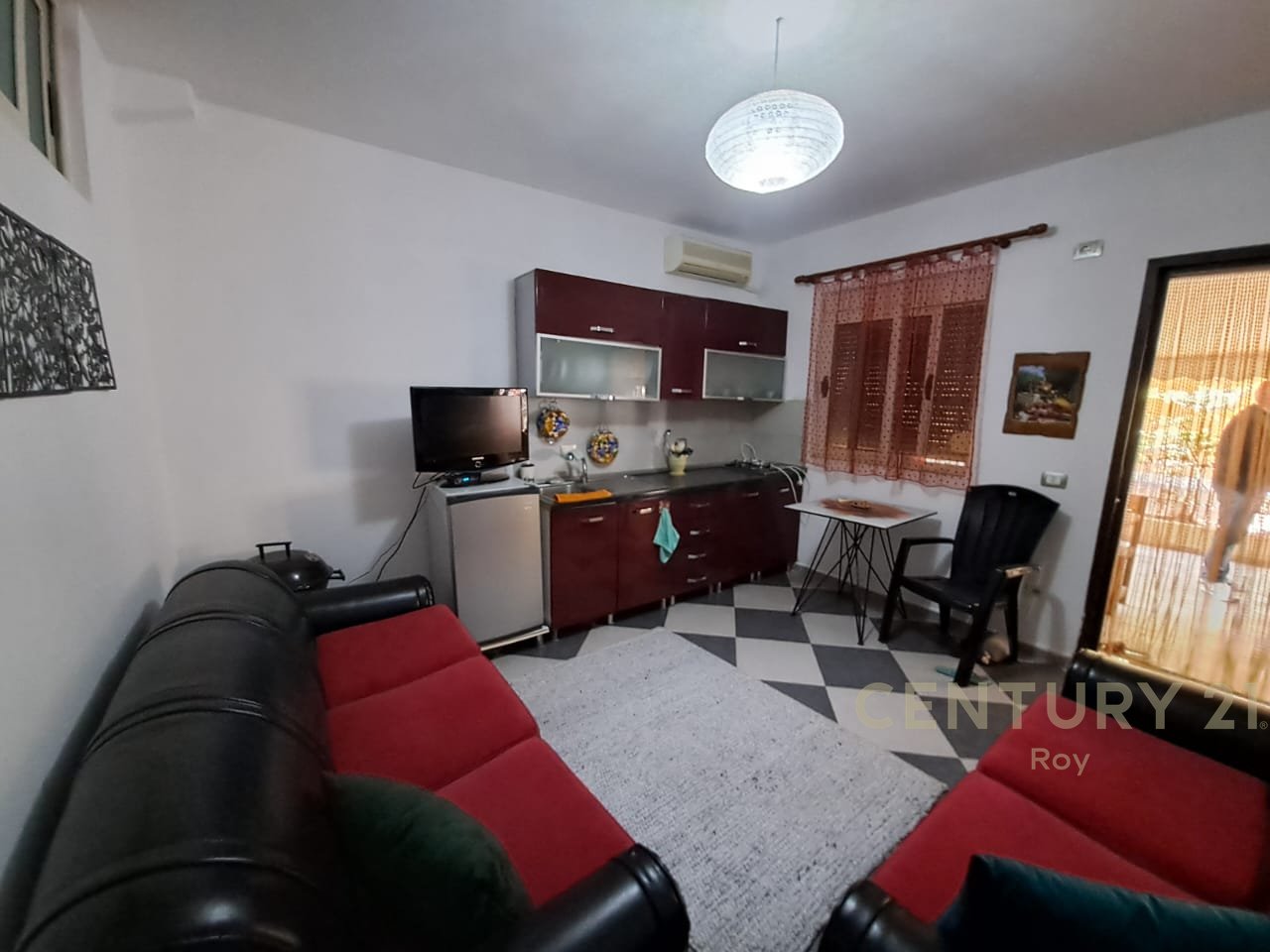 SHITEN 2 APARTAMENTE 1+1 AFER DETIT TE SHKEMBI KAVAJES!!