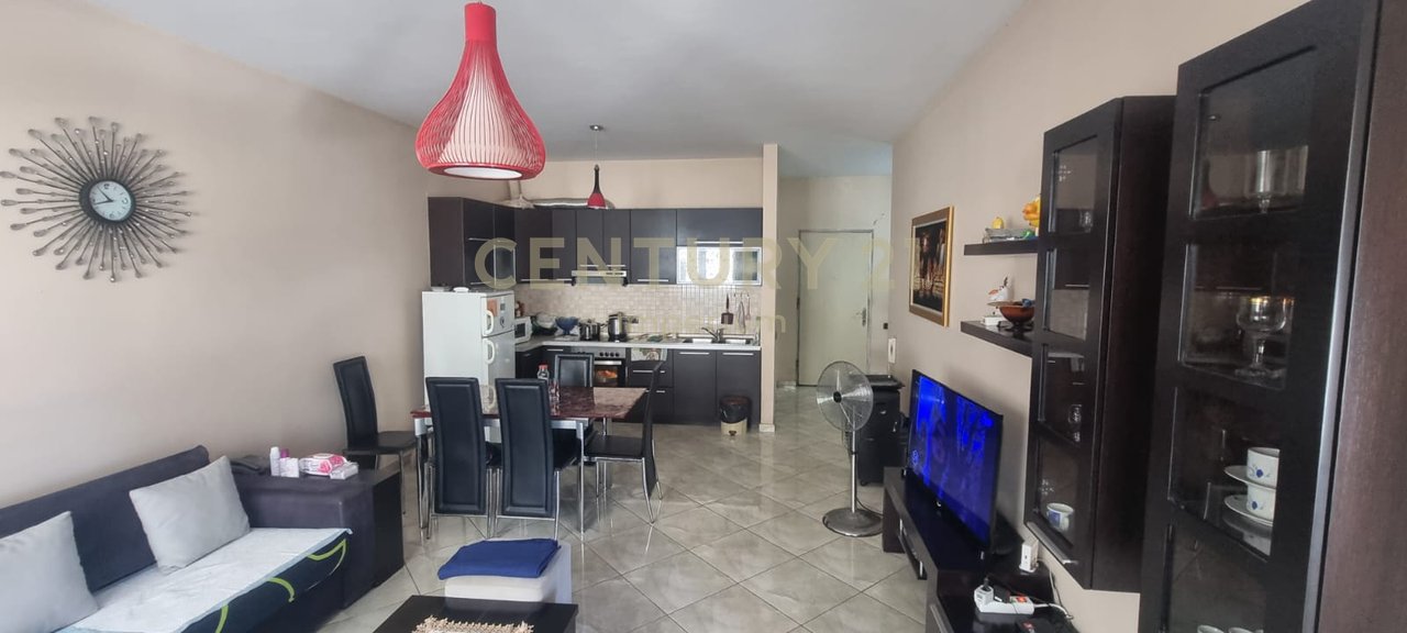 IN VENDITA APPARTAMENTO 2+1+2 CON BALCONE – ZONA OXHAKU, VICINO AL BAR-CAFFÈ “ARTISTI”
