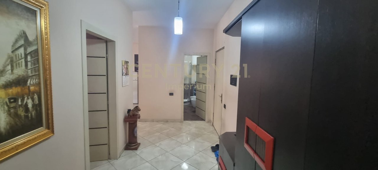 IN VENDITA APPARTAMENTO 2+1+2 CON BALCONE – ZONA OXHAKU, VICINO AL BAR-CAFFÈ “ARTISTI”