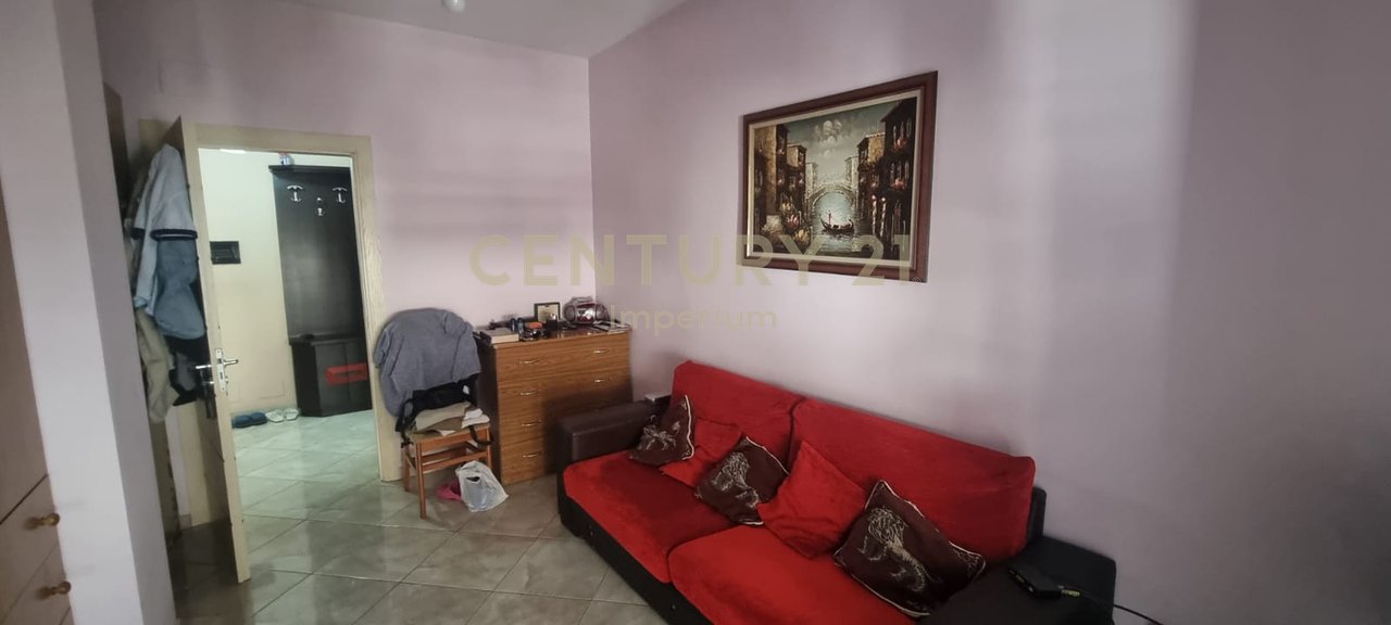 IN VENDITA APPARTAMENTO 2+1+2 CON BALCONE – ZONA OXHAKU, VICINO AL BAR-CAFFÈ “ARTISTI”