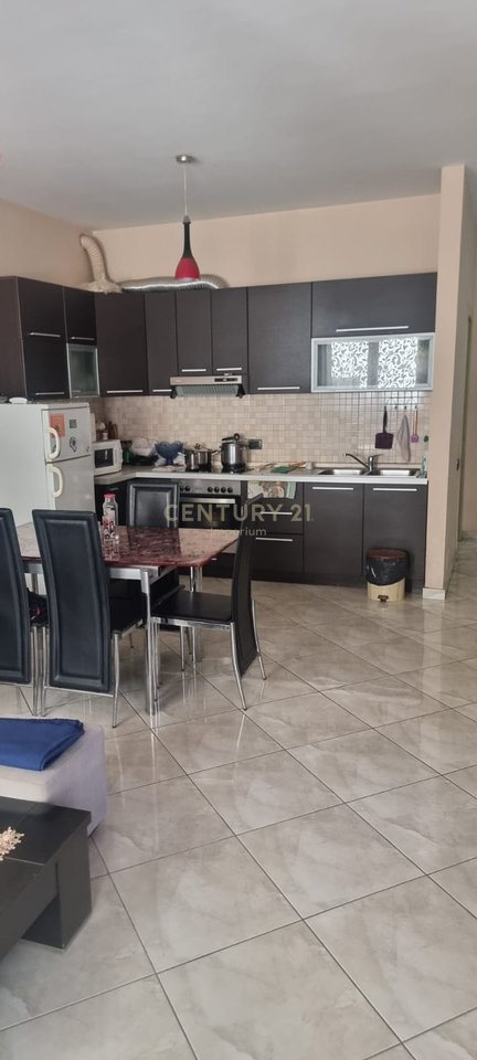 IN VENDITA APPARTAMENTO 2+1+2 CON BALCONE – ZONA OXHAKU, VICINO AL BAR-CAFFÈ “ARTISTI”