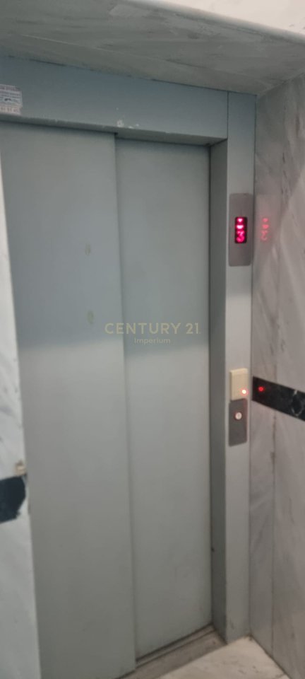 IN VENDITA APPARTAMENTO 2+1+2 CON BALCONE – ZONA OXHAKU, VICINO AL BAR-CAFFÈ “ARTISTI”