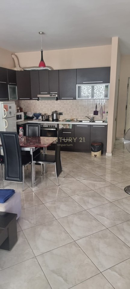 IN VENDITA APPARTAMENTO 2+1+2 CON BALCONE – ZONA OXHAKU, VICINO AL BAR-CAFFÈ “ARTISTI”