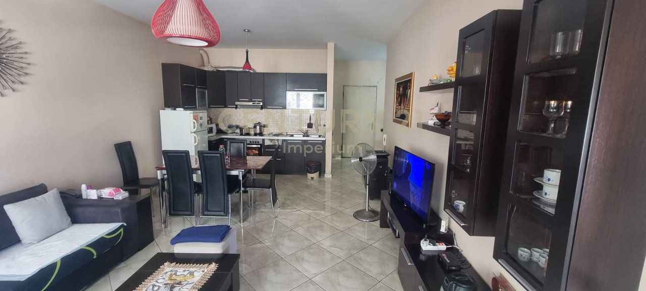 IN VENDITA APPARTAMENTO 2+1+2 CON BALCONE – ZONA OXHAKU, VICINO AL BAR-CAFFÈ “ARTISTI”