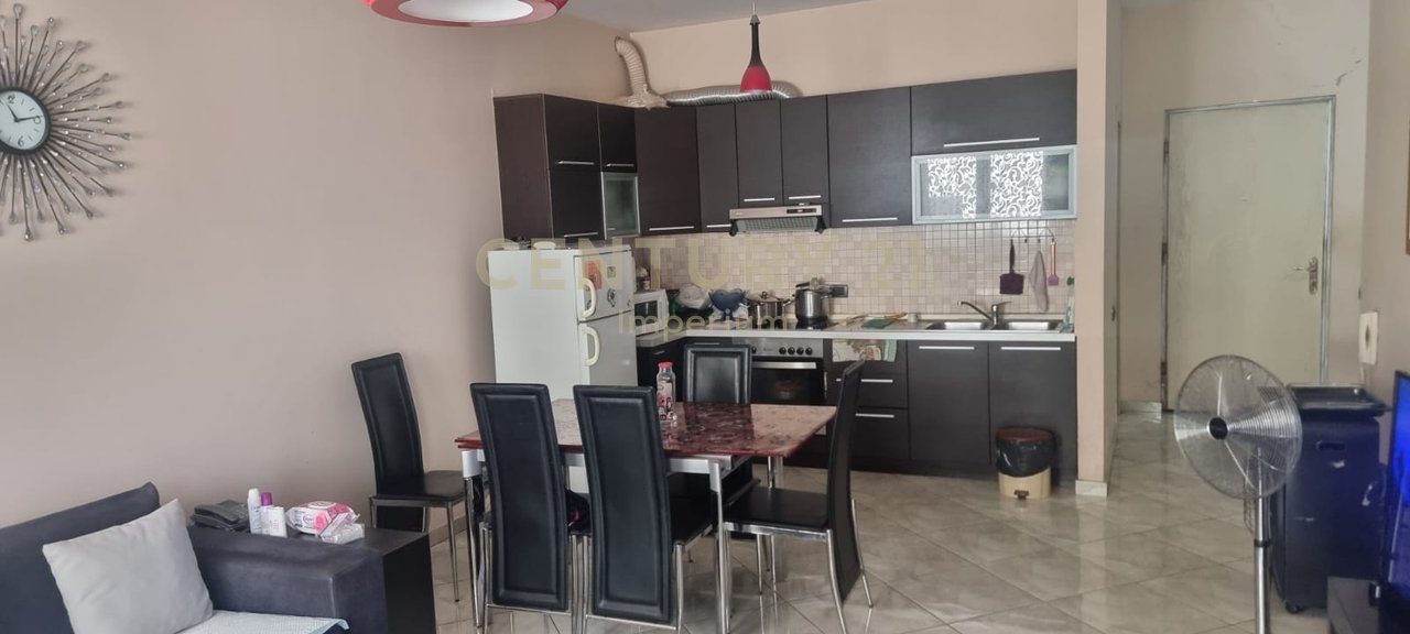IN VENDITA APPARTAMENTO 2+1+2 CON BALCONE – ZONA OXHAKU, VICINO AL BAR-CAFFÈ “ARTISTI”