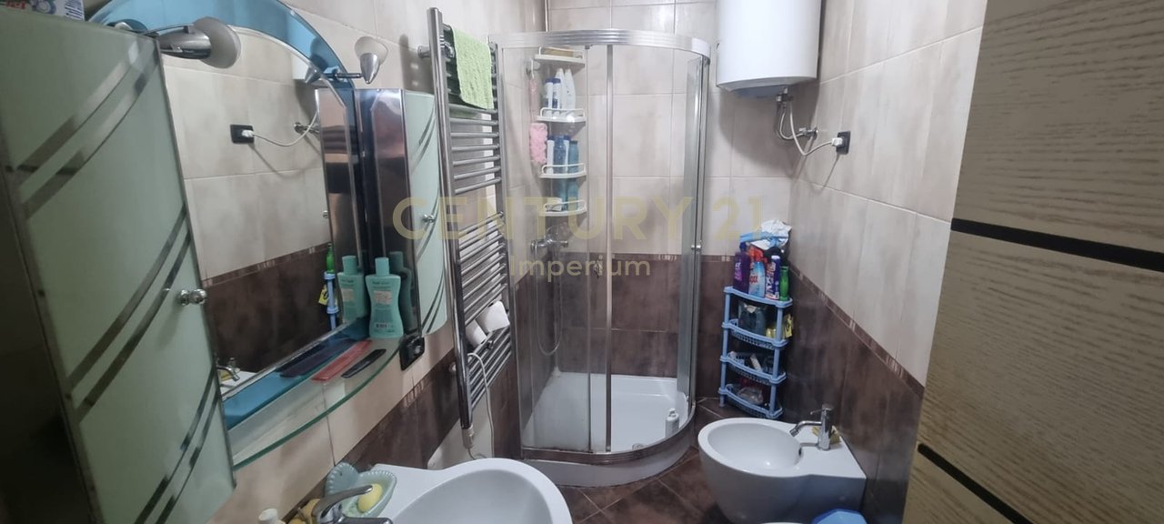 IN VENDITA APPARTAMENTO 2+1+2 CON BALCONE – ZONA OXHAKU, VICINO AL BAR-CAFFÈ “ARTISTI”