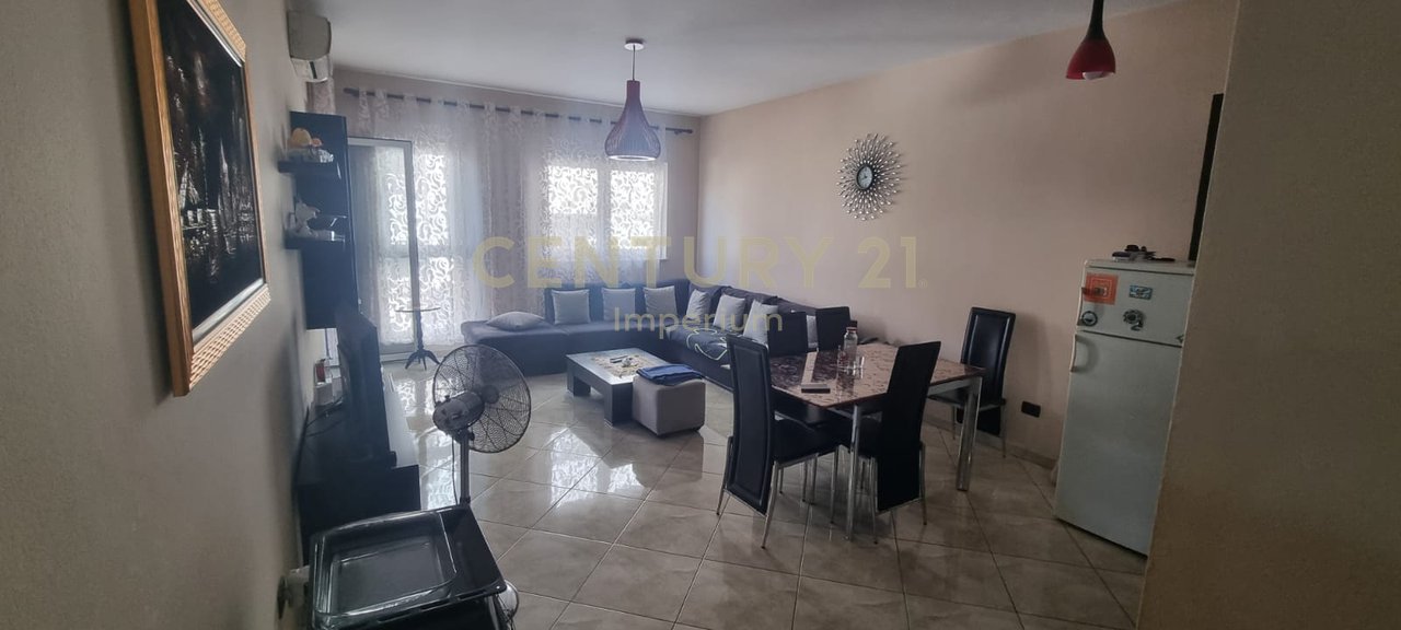 IN VENDITA APPARTAMENTO 2+1+2 CON BALCONE – ZONA OXHAKU, VICINO AL BAR-CAFFÈ “ARTISTI”