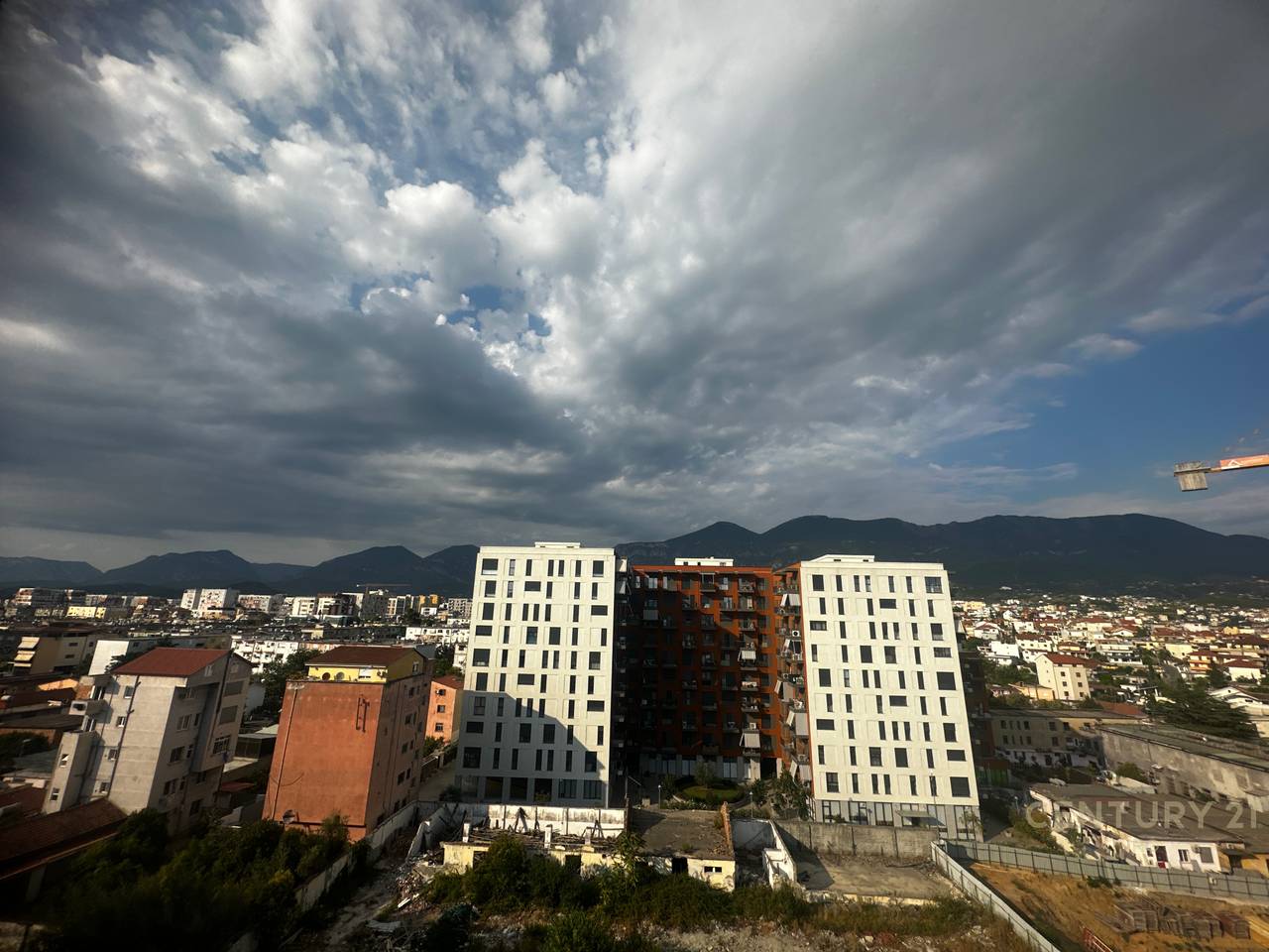 2+1+2 Apartment + Parking Space for rent in the Xhamllik area!