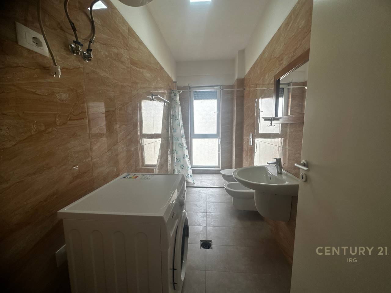 2+1+2 Apartment + Parking Space for rent in the Xhamllik area!