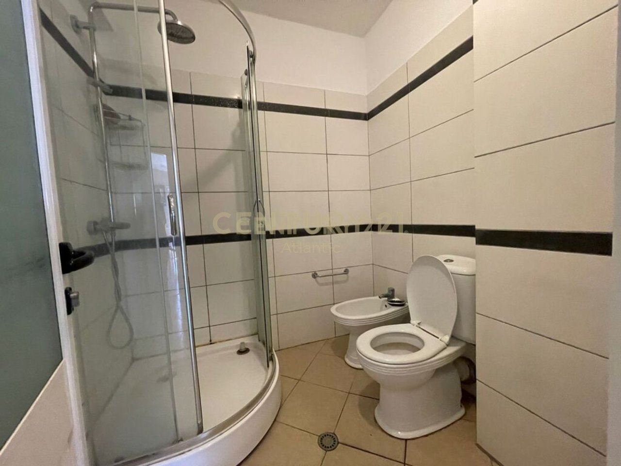 JEPET APARTAMENT ME QIRA 1+1 VIJA E PARE NE PLAZH RROTA KUQE!