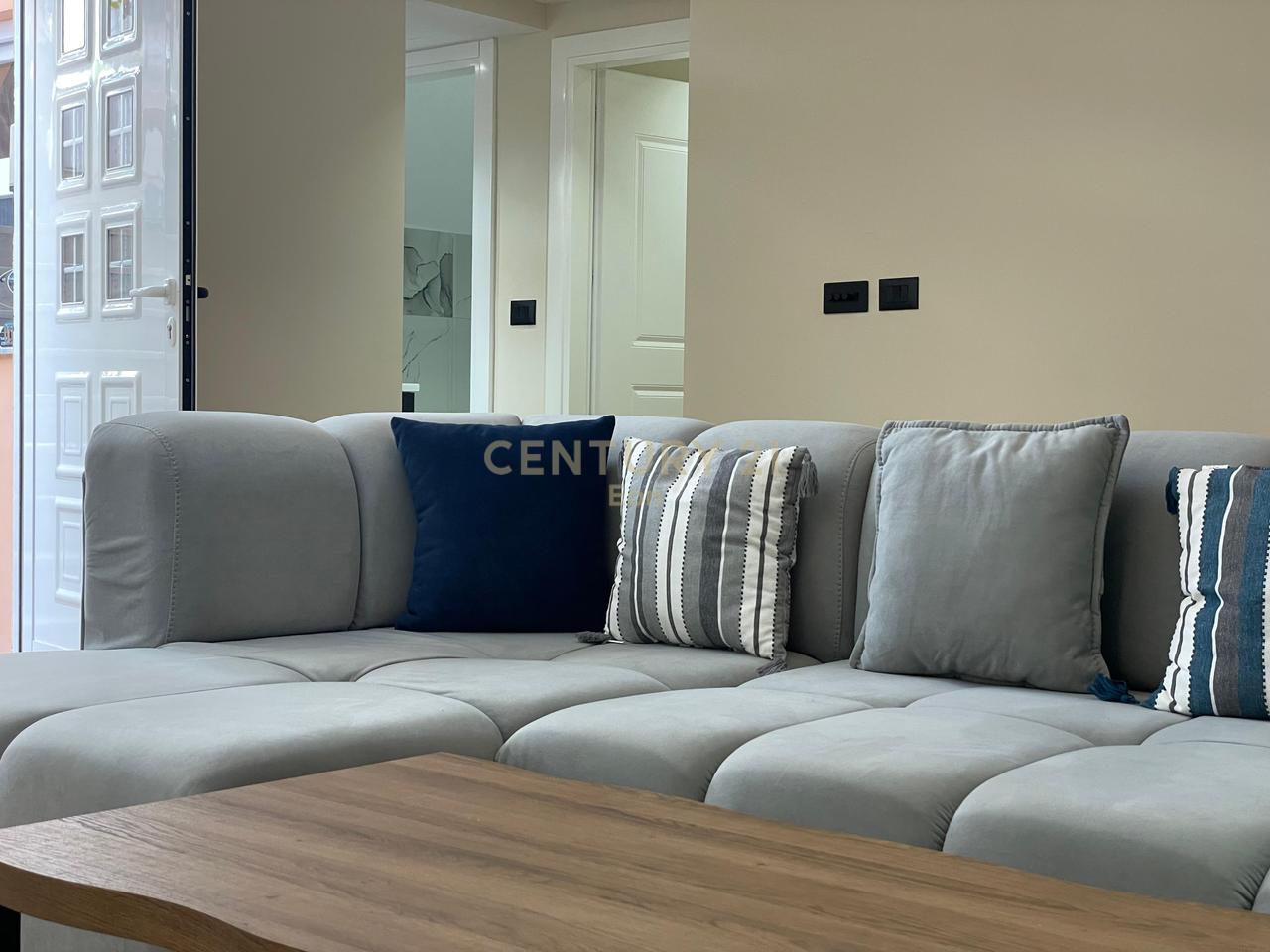 Apartament 2+1 me verandë, vetëm 100 metra nga deti – zona Plazh, Durrës!