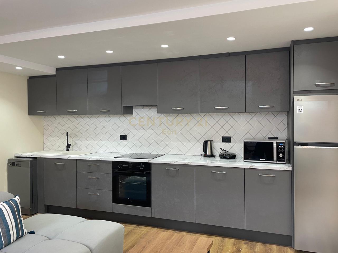 Apartament 2+1 me verandë, vetëm 100 metra nga deti – zona Plazh, Durrës!