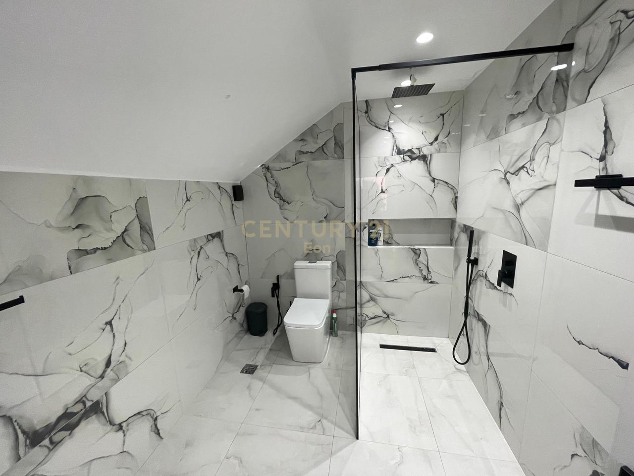 Apartament 2+1 me verandë, vetëm 100 metra nga deti – zona Plazh, Durrës!