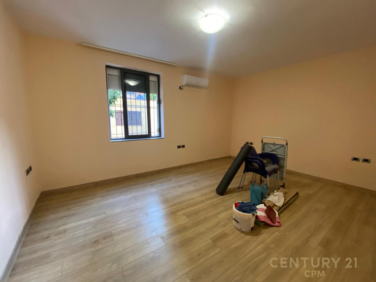 ALLEGATO ALLA SCUOLA SABAUDIN GABRANI, OFFRIAMO SPAZI IN AFFITTO PER UFFICI / ATTIVITÀ COMMERCIALI!
