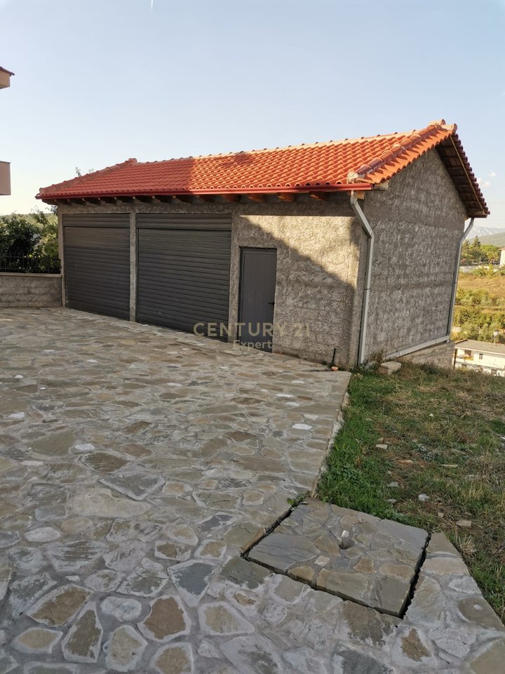 VILLA SU DUE PIANI IN VENDITA A TUFINE