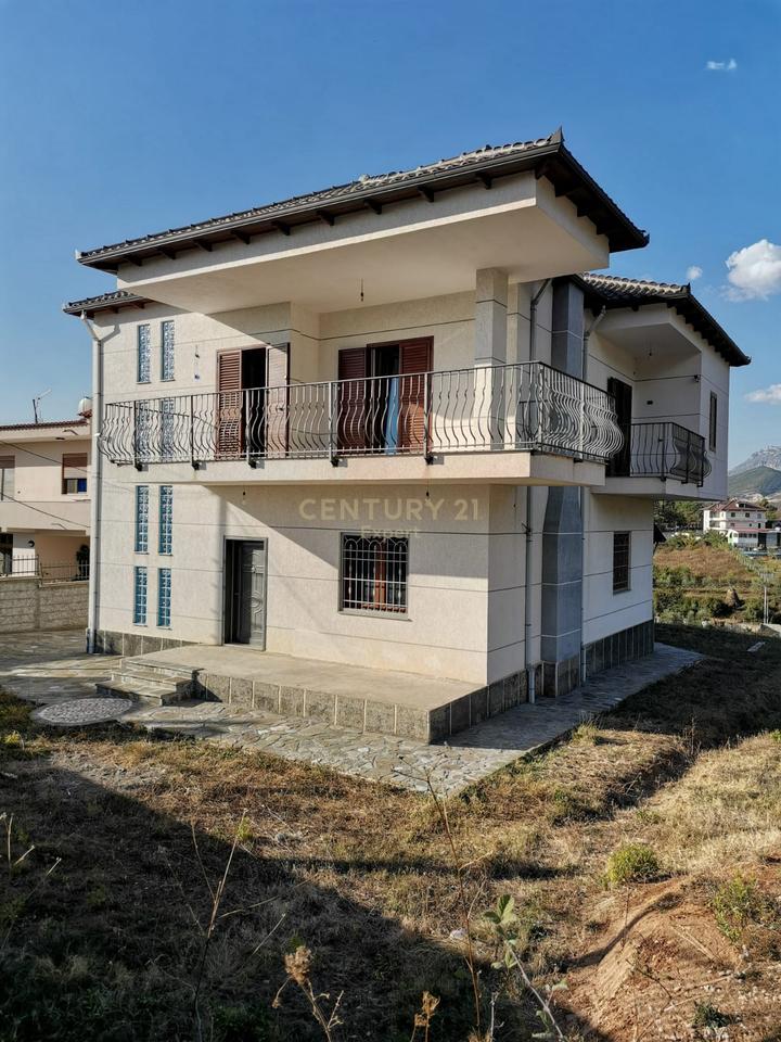VILLA SU DUE PIANI IN VENDITA A TUFINE