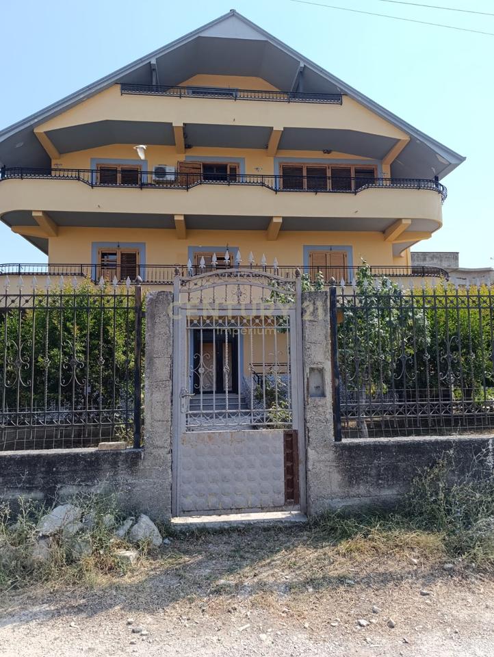 Vilë 3-Katëshe + papafingo për Qira në Vaqarr!