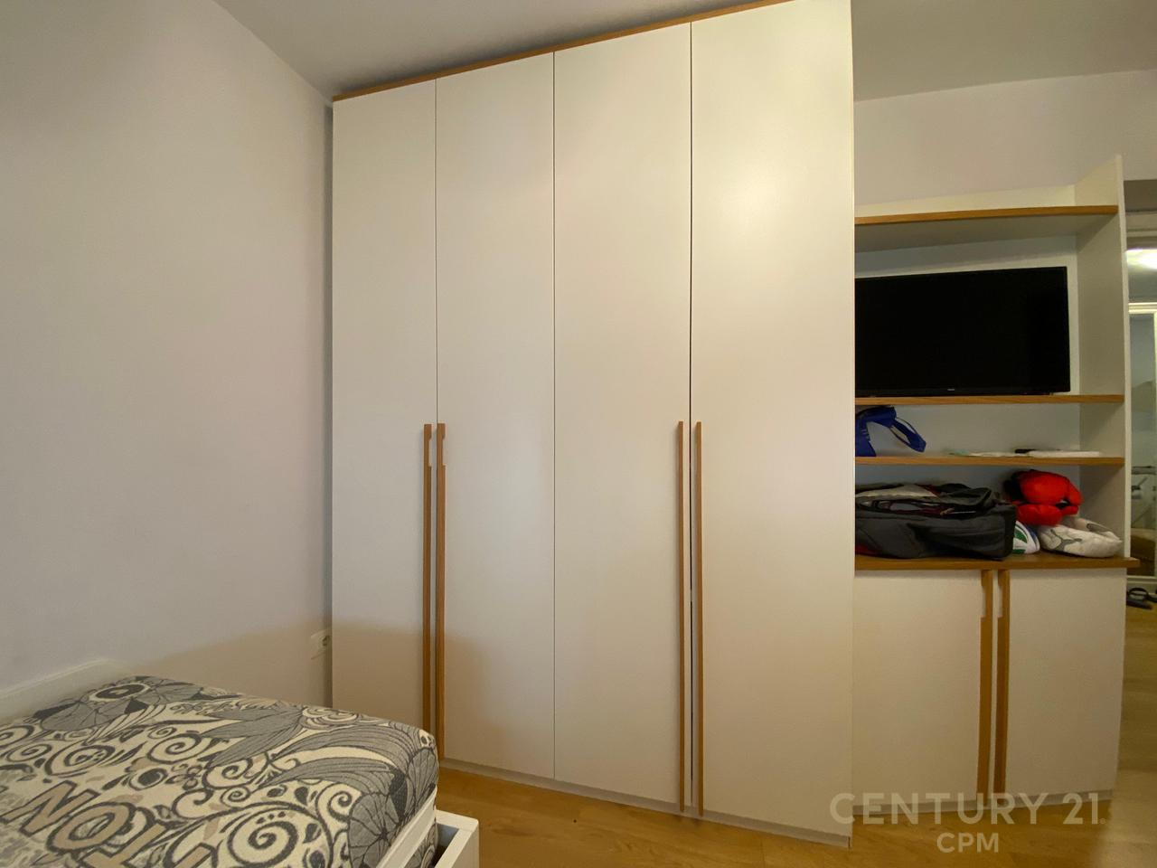 TEK KRYQEZIMI 21 DHJETORI JAPIM ME QIRA APARTAMENT 2+1