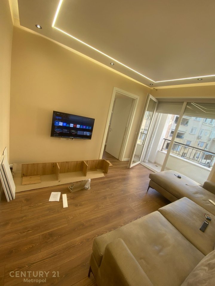 Japim me qira apartament 1+1 pranë Kafe Flora !