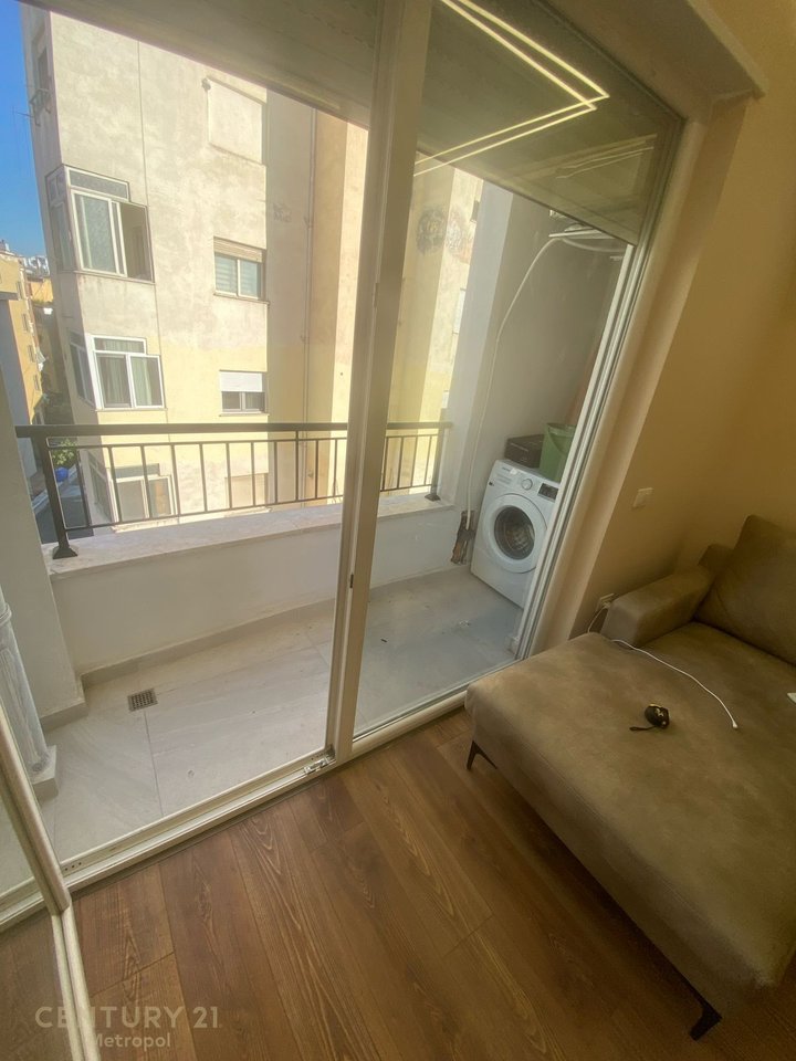 Japim me qira apartament 1+1 pranë Kafe Flora !