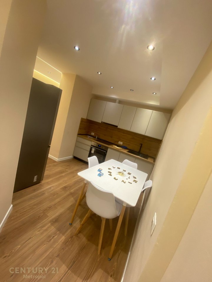 Japim me qira apartament 1+1 pranë Kafe Flora !