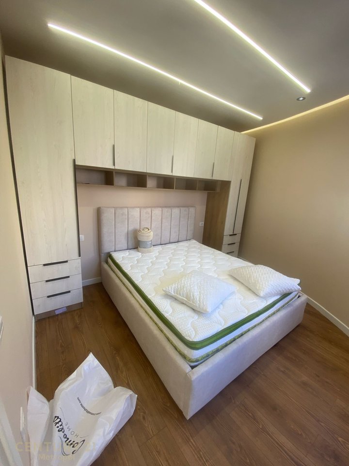 Japim me qira apartament 1+1 pranë Kafe Flora !