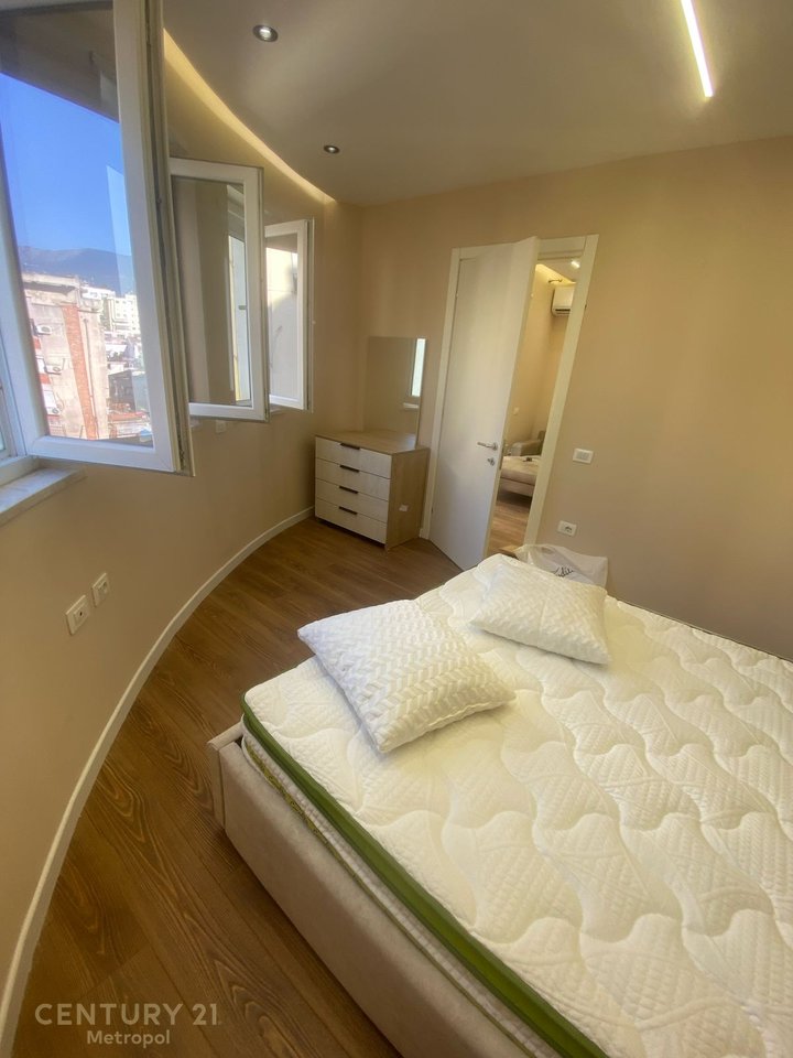 Japim me qira apartament 1+1 pranë Kafe Flora !