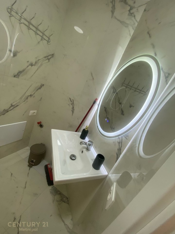 Japim me qira apartament 1+1 pranë Kafe Flora !