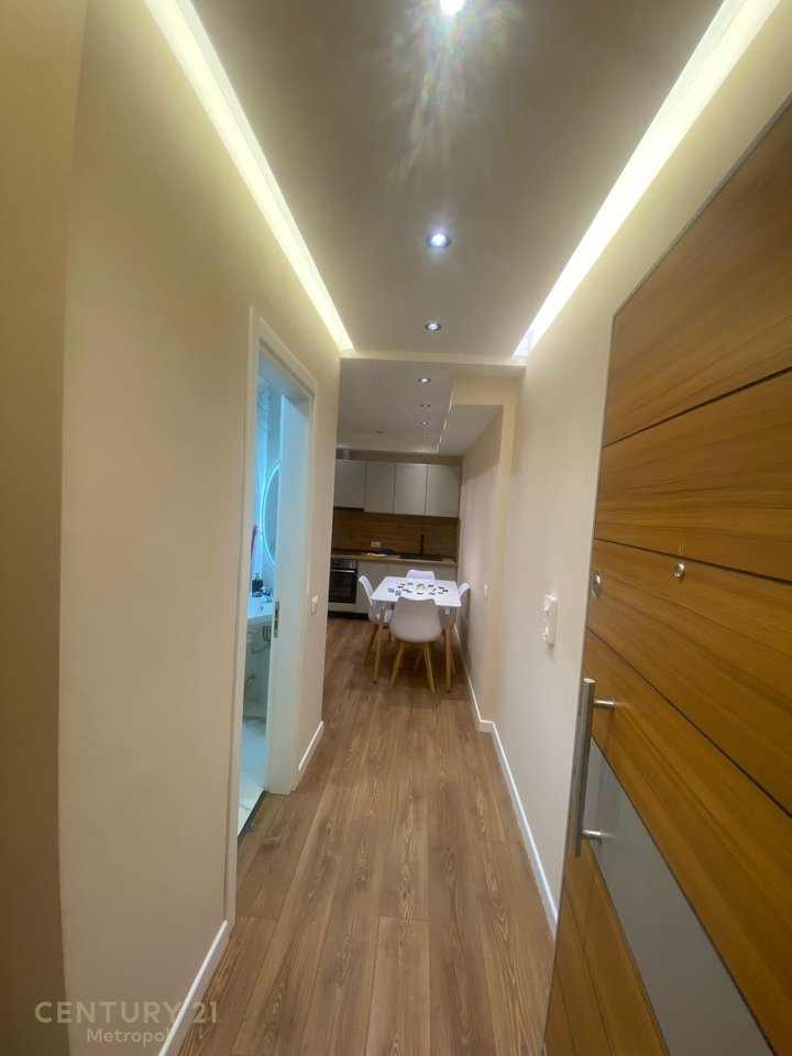 Japim me qira apartament 1+1 pranë Kafe Flora !