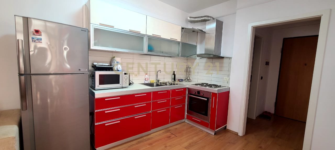 Apartament 1+1 me qira në qendër të Tiranës