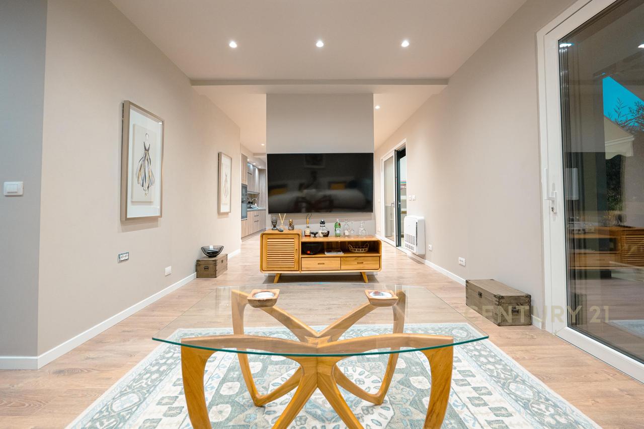 Super luxury apartment with 3 parking spaces in Vala Mar!!