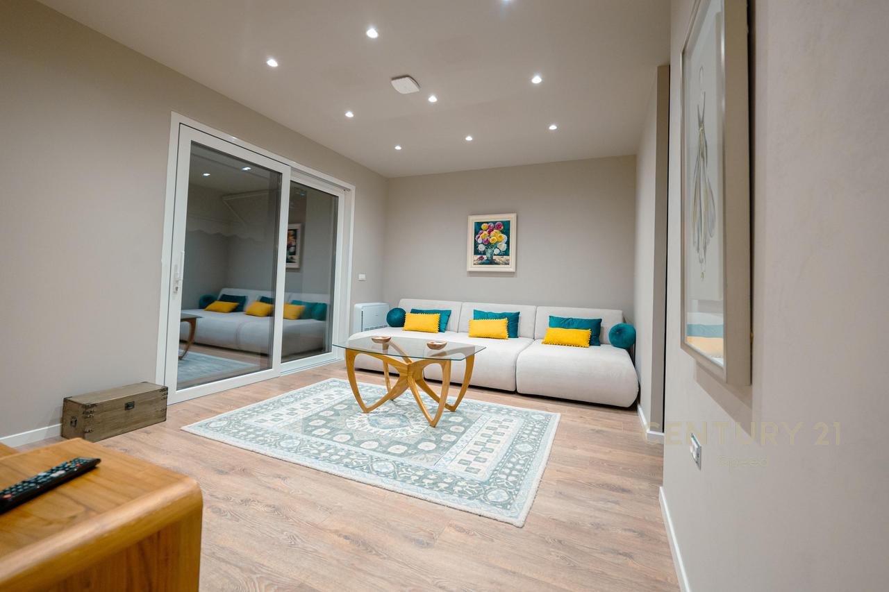Super luxury apartment with 3 parking spaces in Vala Mar!!