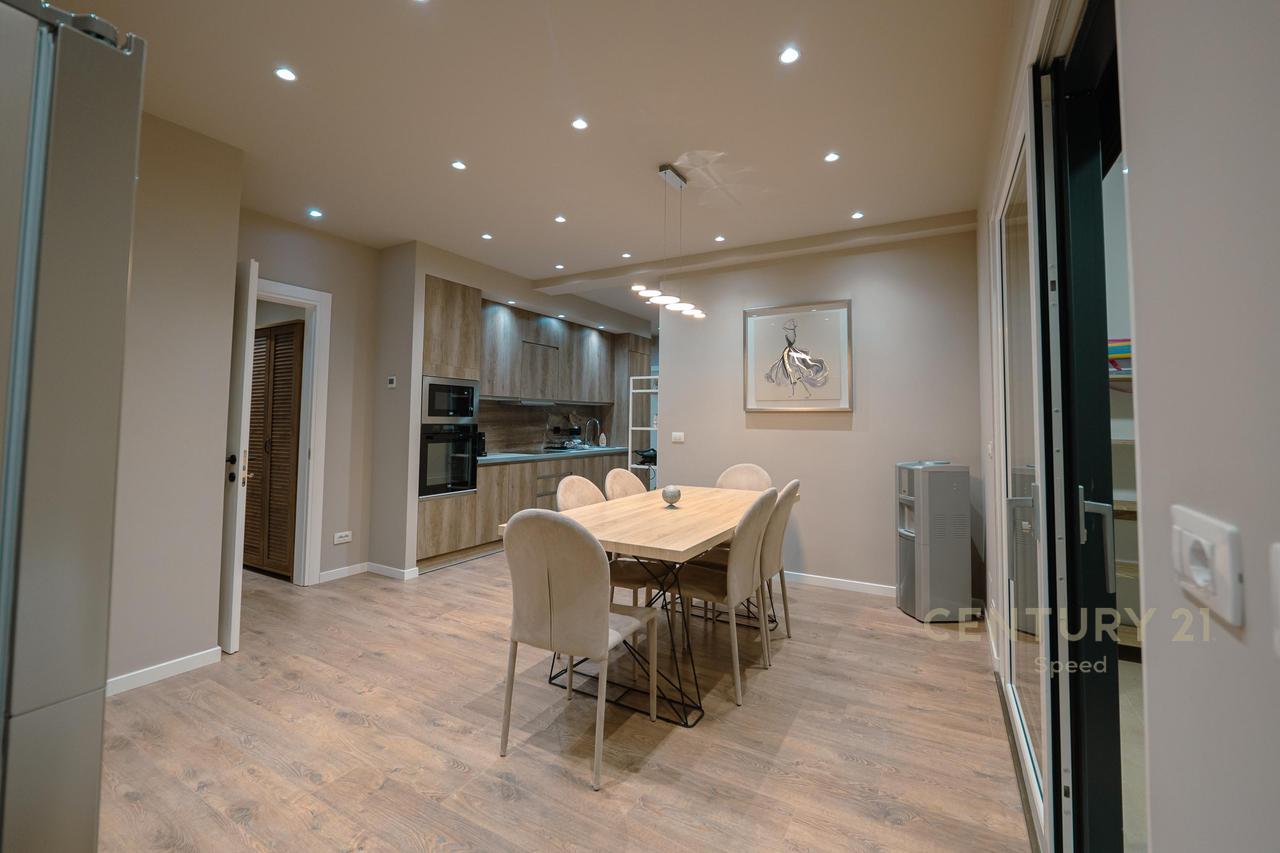 Super luxury apartment with 3 parking spaces in Vala Mar!!