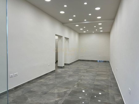 NEGOZIO IN VENDITA SULLA STRADA, VICINO ALLO STADIO SELMAN STERMASI