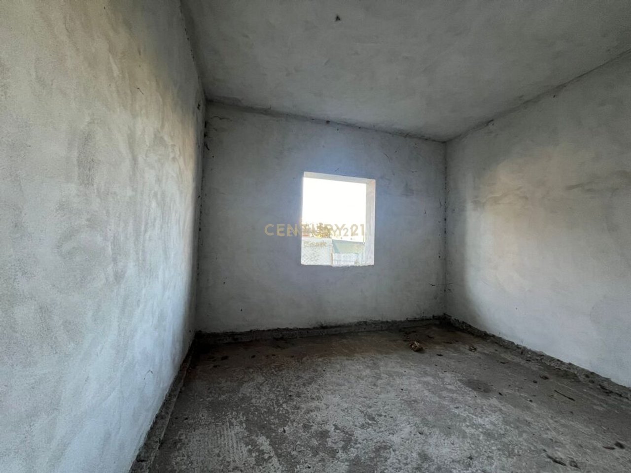 VILLA SU DUE PIANI IN VENDITA VICINO AL FORMER WOOD FIELD, A VLORA!!