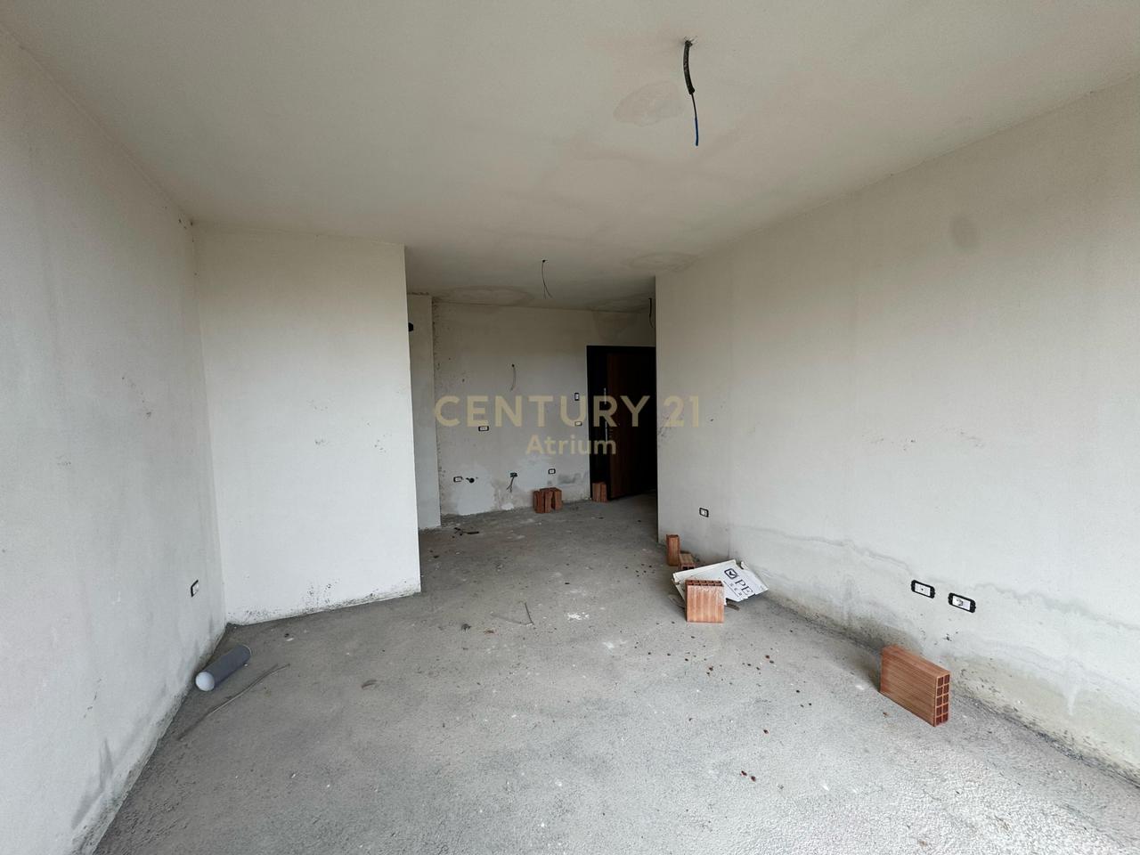 SHITET APARTAMENT 1+1+ BALLKON TEK KOMPLEKSI " TOM DOSHI " NE SHKOZE !!