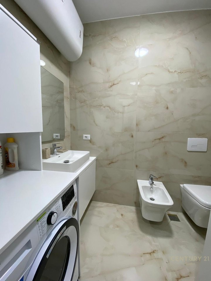 APARTAMENT 2+1+2 TEK ISH STACIONI I TRENIT (NE FILLIM TE BLV TE RI)!