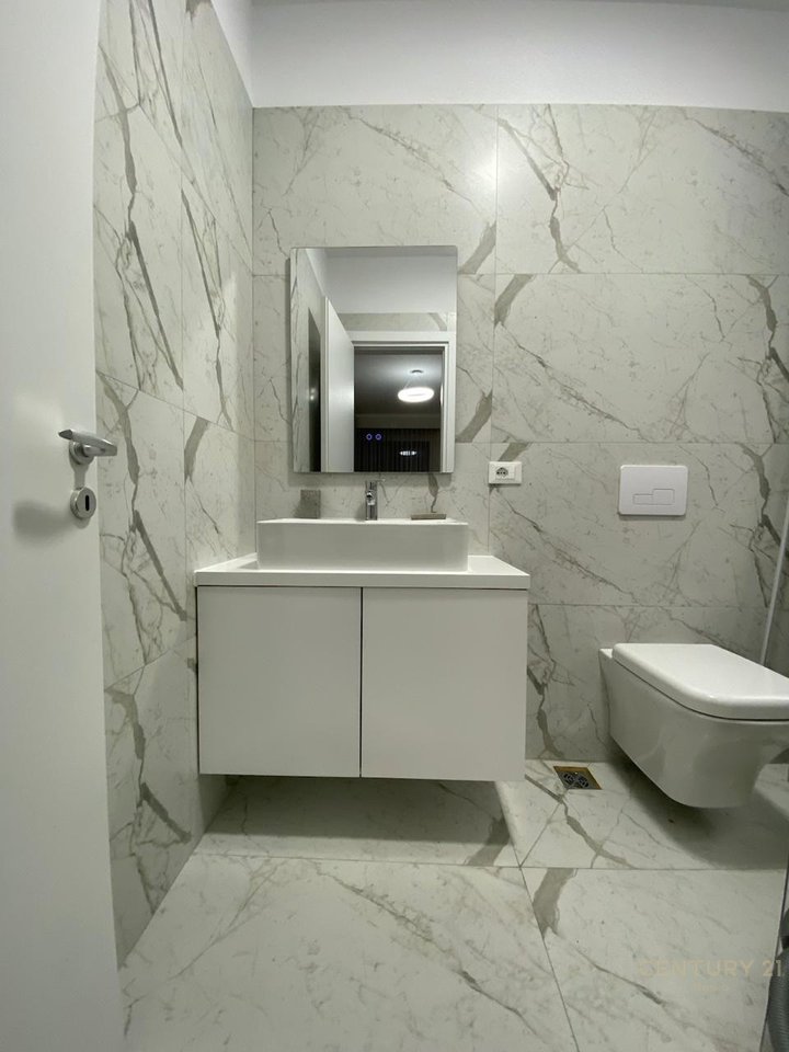 APARTAMENT 2+1+2 TEK ISH STACIONI I TRENIT (NE FILLIM TE BLV TE RI)!