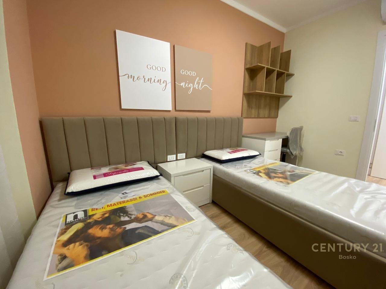 APARTAMENT 2+1+2 TEK ISH STACIONI I TRENIT (NE FILLIM TE BLV TE RI)!