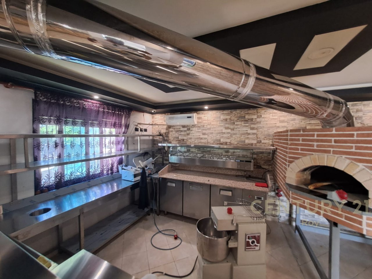 Bar / Pizzeria in Vendita sulla Strada Principale nel Quartiere 16, a Durrës!!!