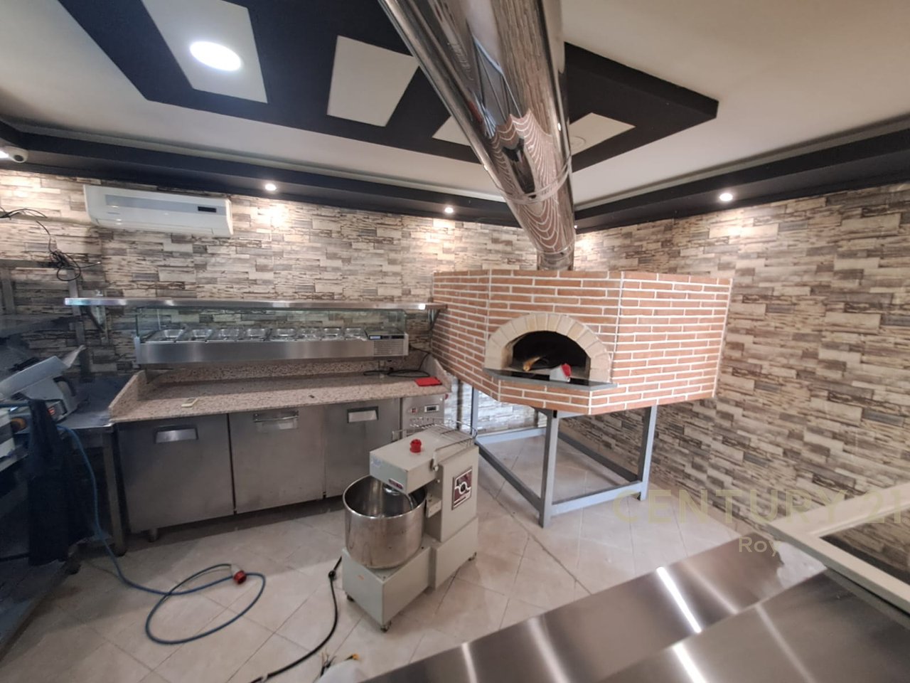 Bar / Pizzeria in Vendita sulla Strada Principale nel Quartiere 16, a Durrës!!!