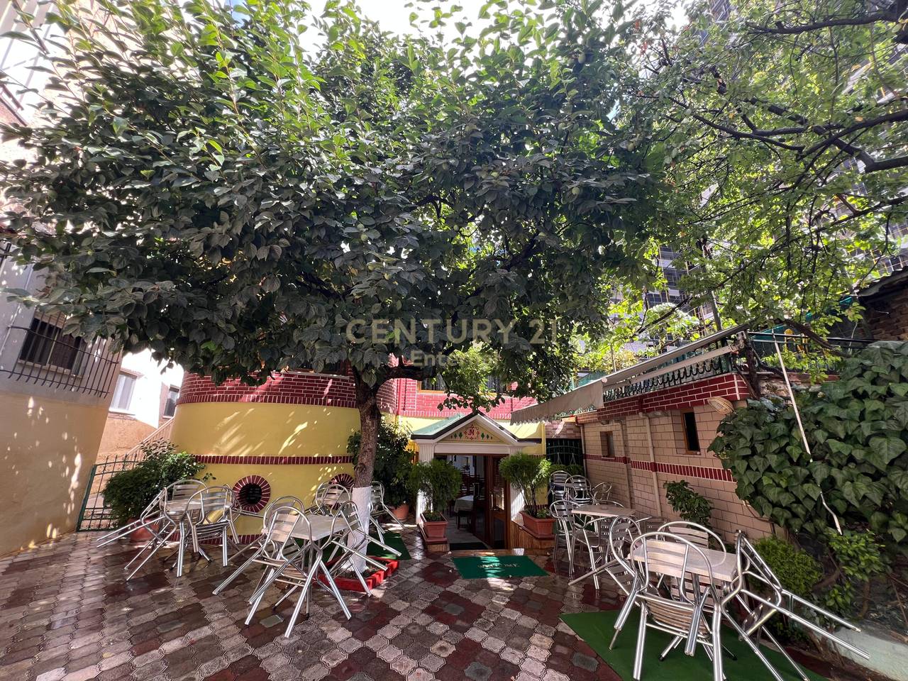 Ambient Commercial 200m For Rent in Myslym Shyri