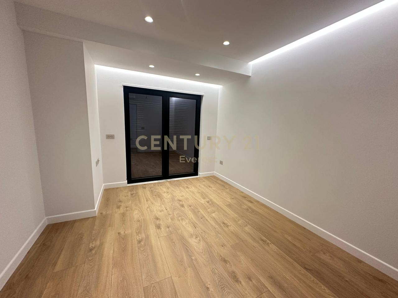 KODRA E DIELLIT 2, APARTAMENT 3+1+2+PARKIM PER QIRA