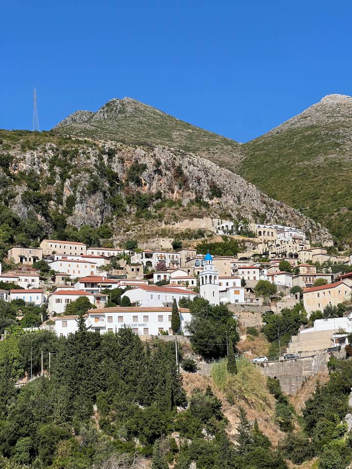 In vendita: una casa distintiva su due piani vicino al Complesso Zoe Hora