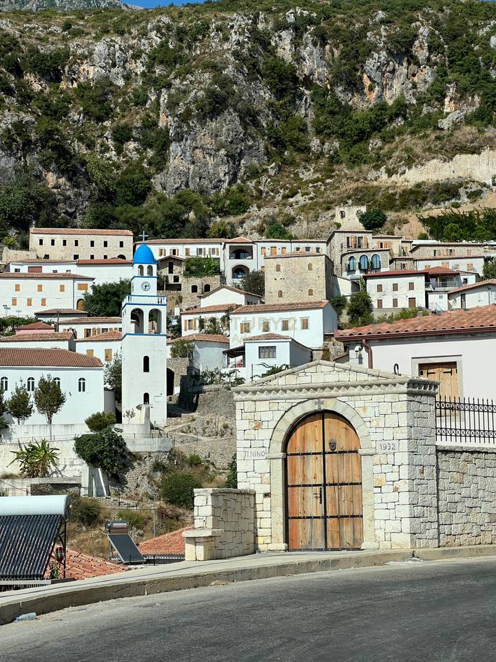 In vendita: una casa distintiva su due piani vicino al Complesso Zoe Hora
