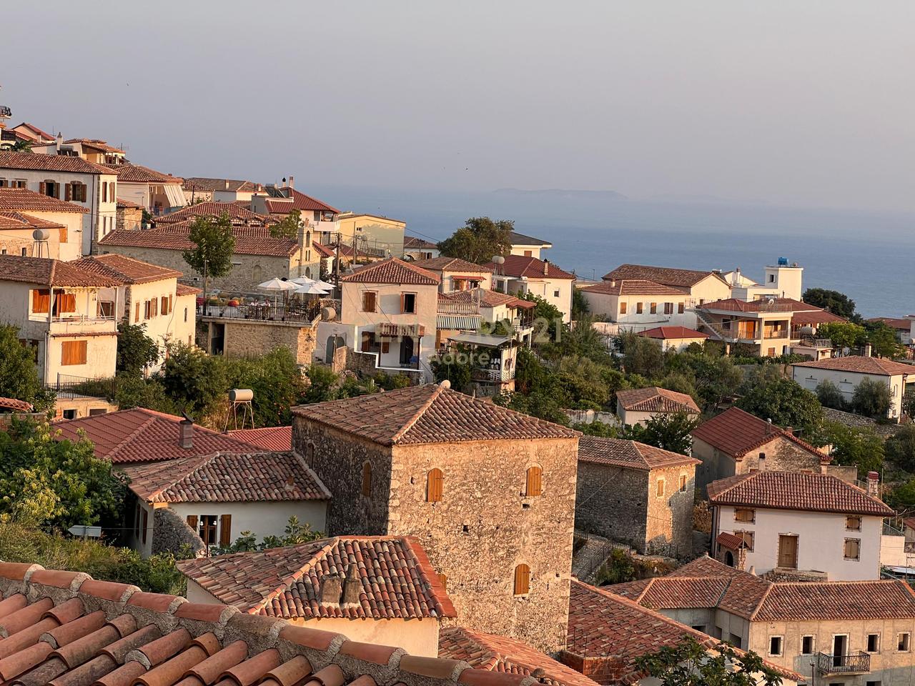 In vendita: una casa distintiva su due piani vicino al Complesso Zoe Hora
