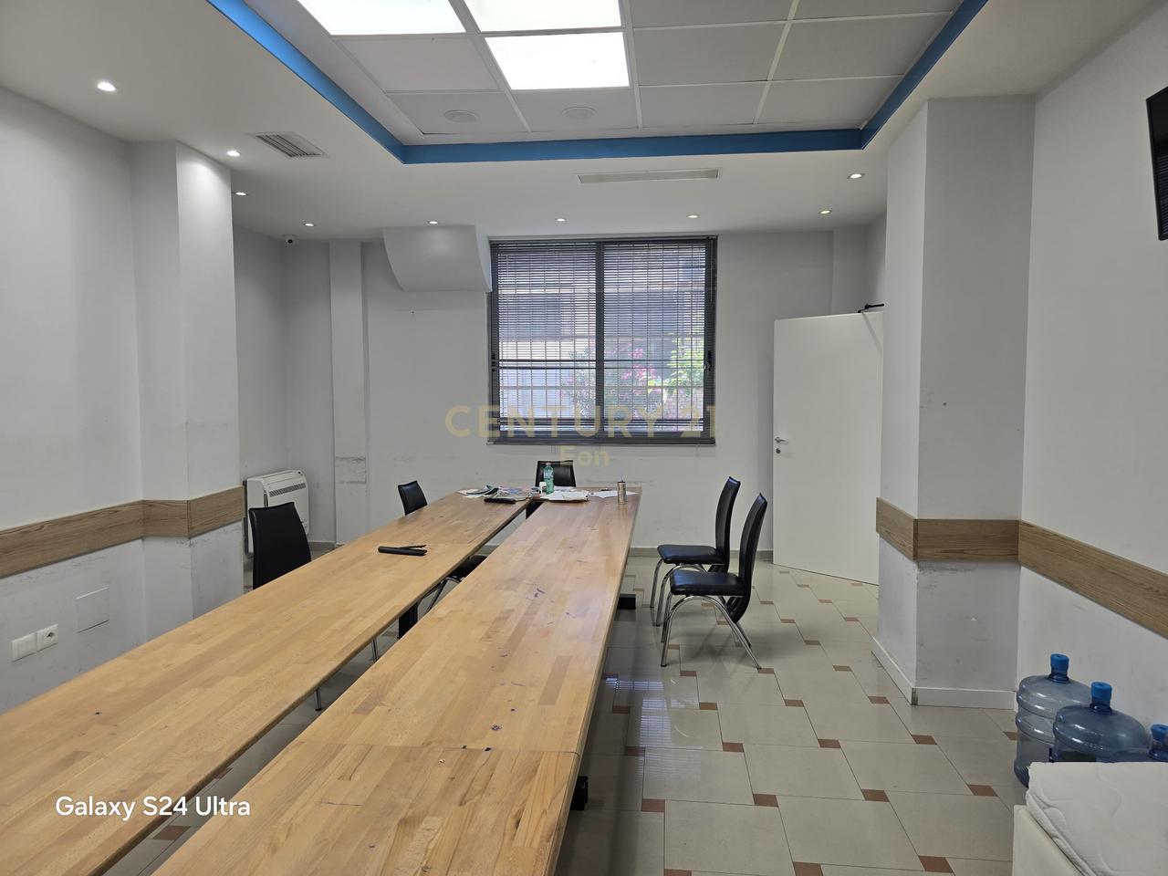 Ambient Komercial në Shitje Buzë Rrugës në Durrës (1600 €/m2) !