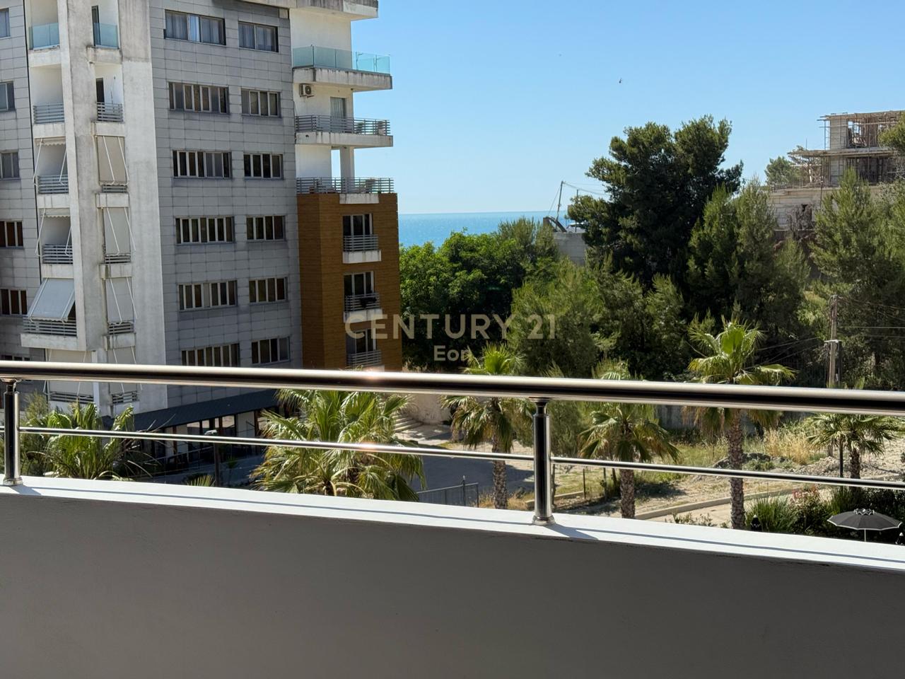 JEPET ME QIRA APARTAMENT 2+1 ME PAMJE DETI DHE NJE POSTE PARKIMI TEK "WHITE HILL RESIDENCE" NE CURRILA !