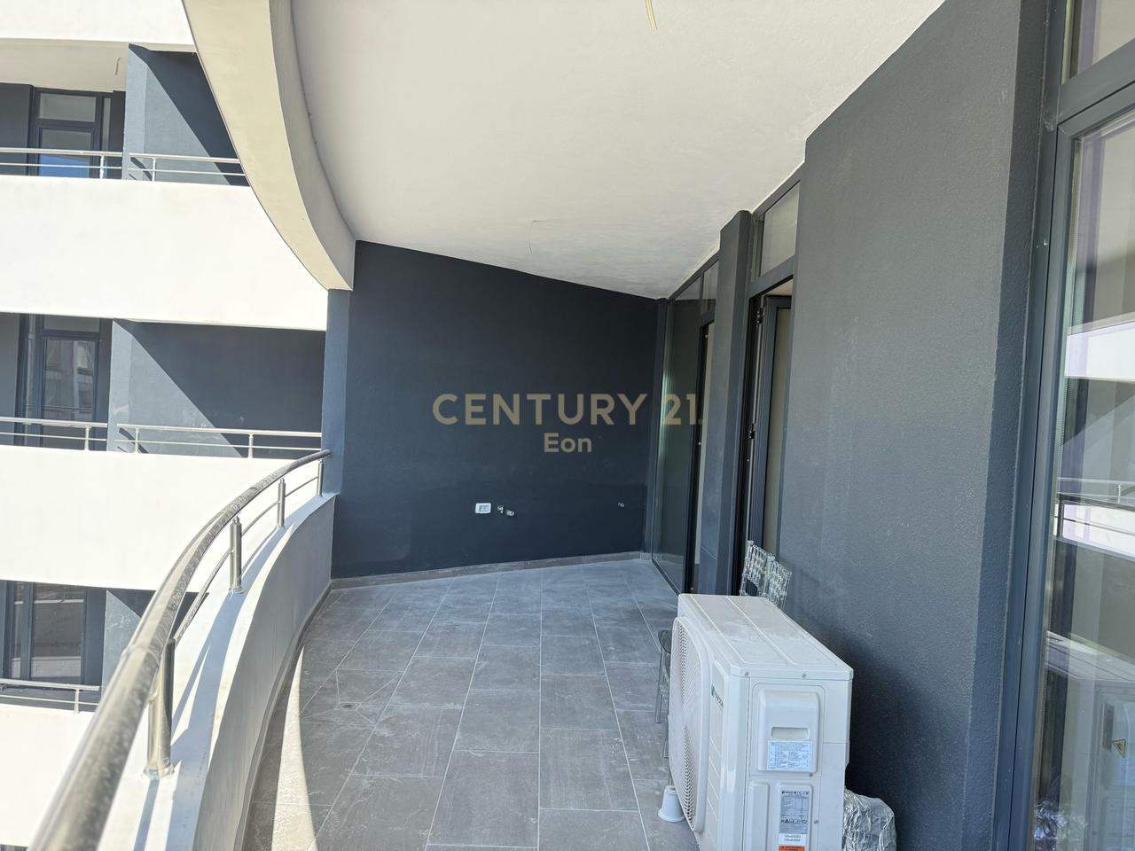 SHITET APARTAMENT 2+1 ME PAMJE DETI DHE DY POSTE PARKIMI TEK "WHITE HILL RESIDENCE" NE CURRILA !